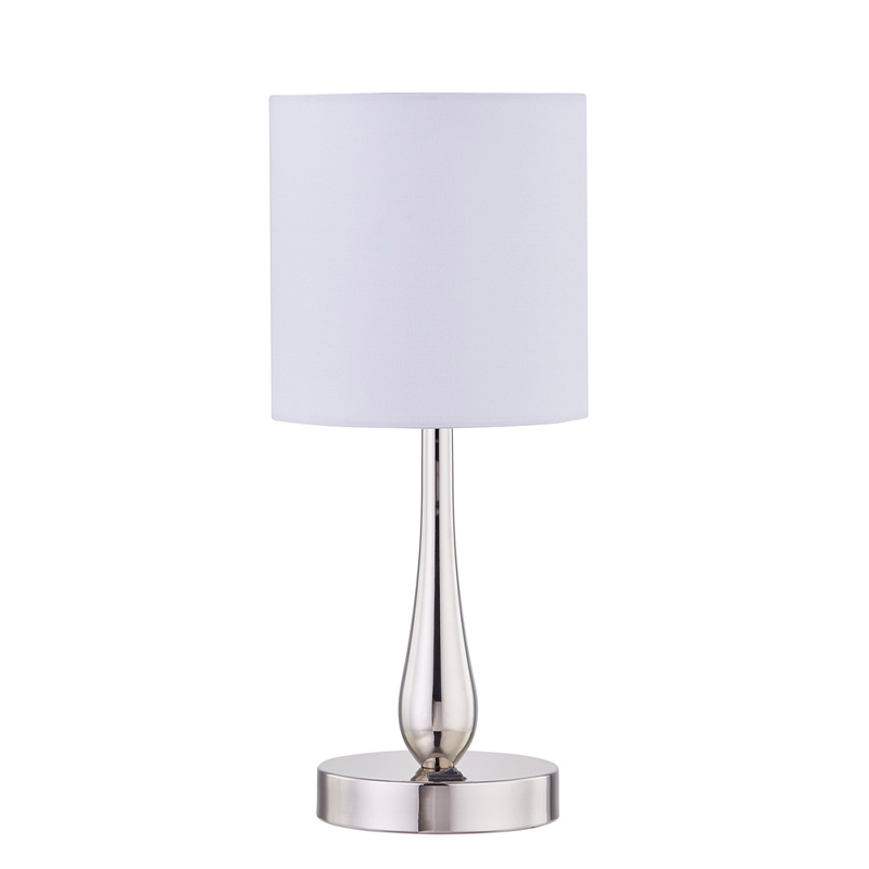 Drobná stolní lampa s leštěnýmniklem a přepínačem rockeruna linii v místnosti