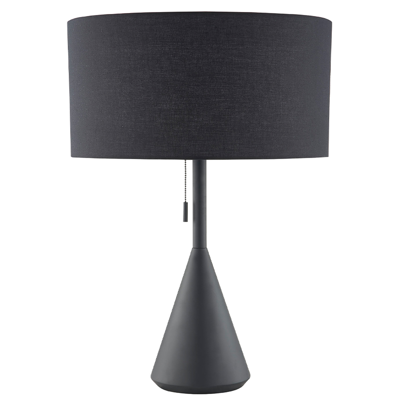 Černá povrchová lampa s přepínačem řetězu v místnosti