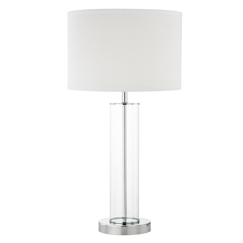 Stolní lampa s čistým skleněným sklem s leštěným chromovým povrchem v hotelovém pokoji